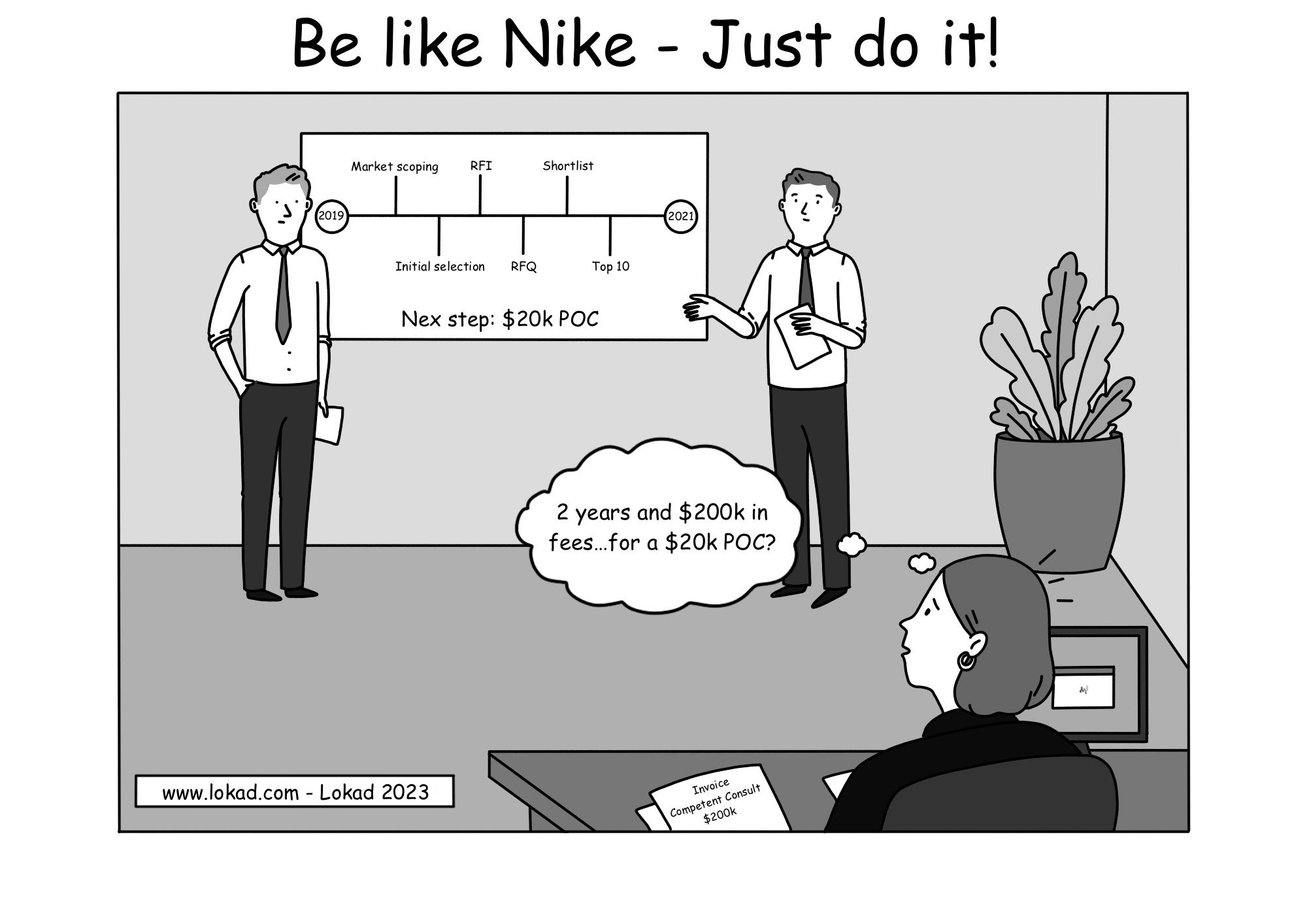 Ein Comic aus Lokad's supply chain-Serie mit dem Titel: Sei wie Nike – mach es einfach!. Er zeigt zwei Mitarbeitende, die ihrem Chef die Ergebnisse ihrer Unternehmenssoftware-Auswahl präsentieren. Die Präsentationsfolie zeigt einen zweijährigen Zeitstrahl, der mit der Bestimmung des Marktumfangs beginnt und in einer Empfehlung endet, ein Proof-of-Concept im Wert von $20,000 mit einem ausgewählten Anbieter durchzuführen. Eine Rechnung von Competent Consult über $200,000 liegt auf dem Schreibtisch des Chefs. Der Chef überlegt: Zwei Jahre und $200,000 Gebühren für ein Proof-of-Concept im Wert von $20,000?