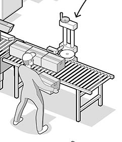 ラベルプリンタアプリケータから箱を取り出す工場の従業員