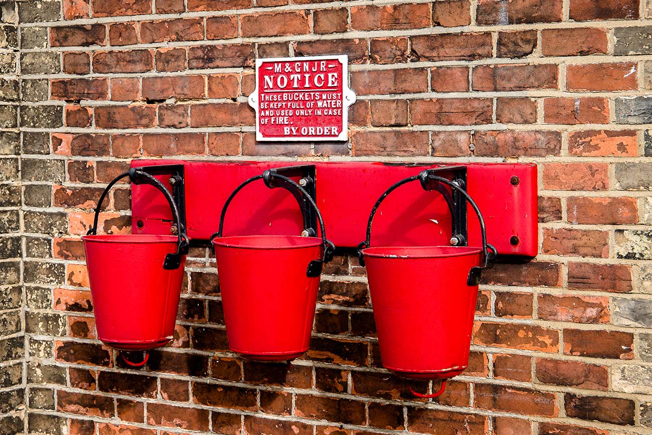 Tres cubos de fuego colgando en la pared