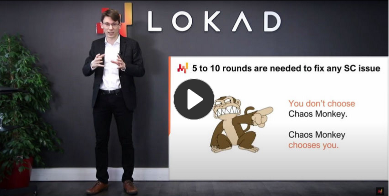 『供給チェーンの定量的原則』と題された講義を行う男性