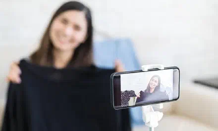 Influencer moda che esamina capi di abbigliamento