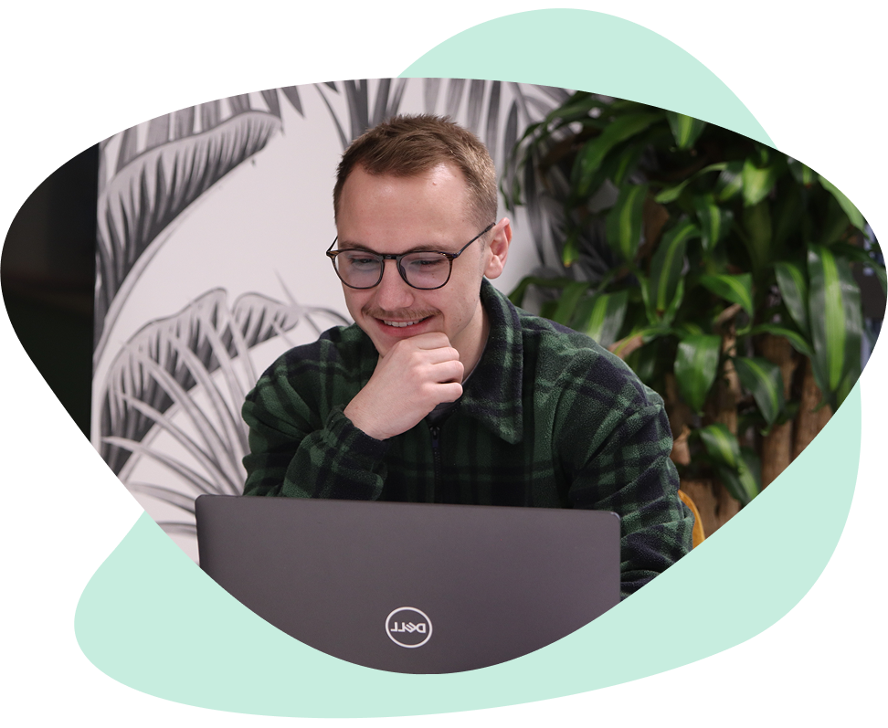 Supply Chain Scientist arbeitet mit Daten