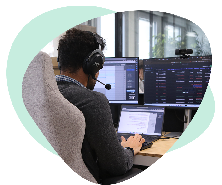 Supply Chain Scientist analysiert Ergebnisse