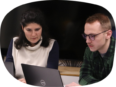 Expertos dedicados trabajando juntos